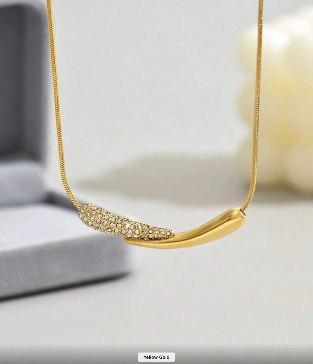 Hridaya Radiance Curve Necklace – 18 K Gold Rhinestone Elegance